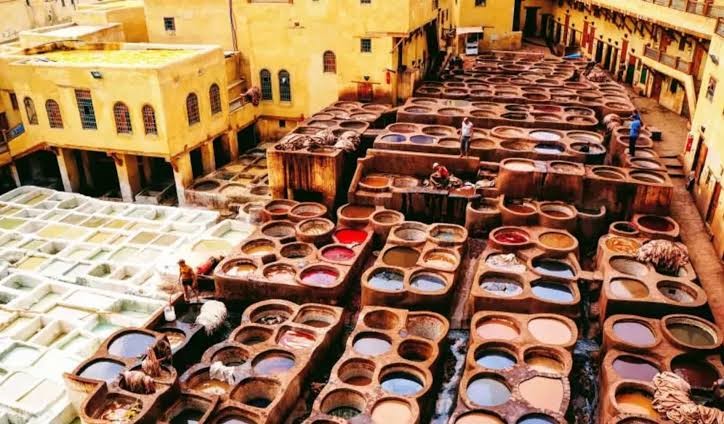 Voyageurs découvrant une médina marocaine